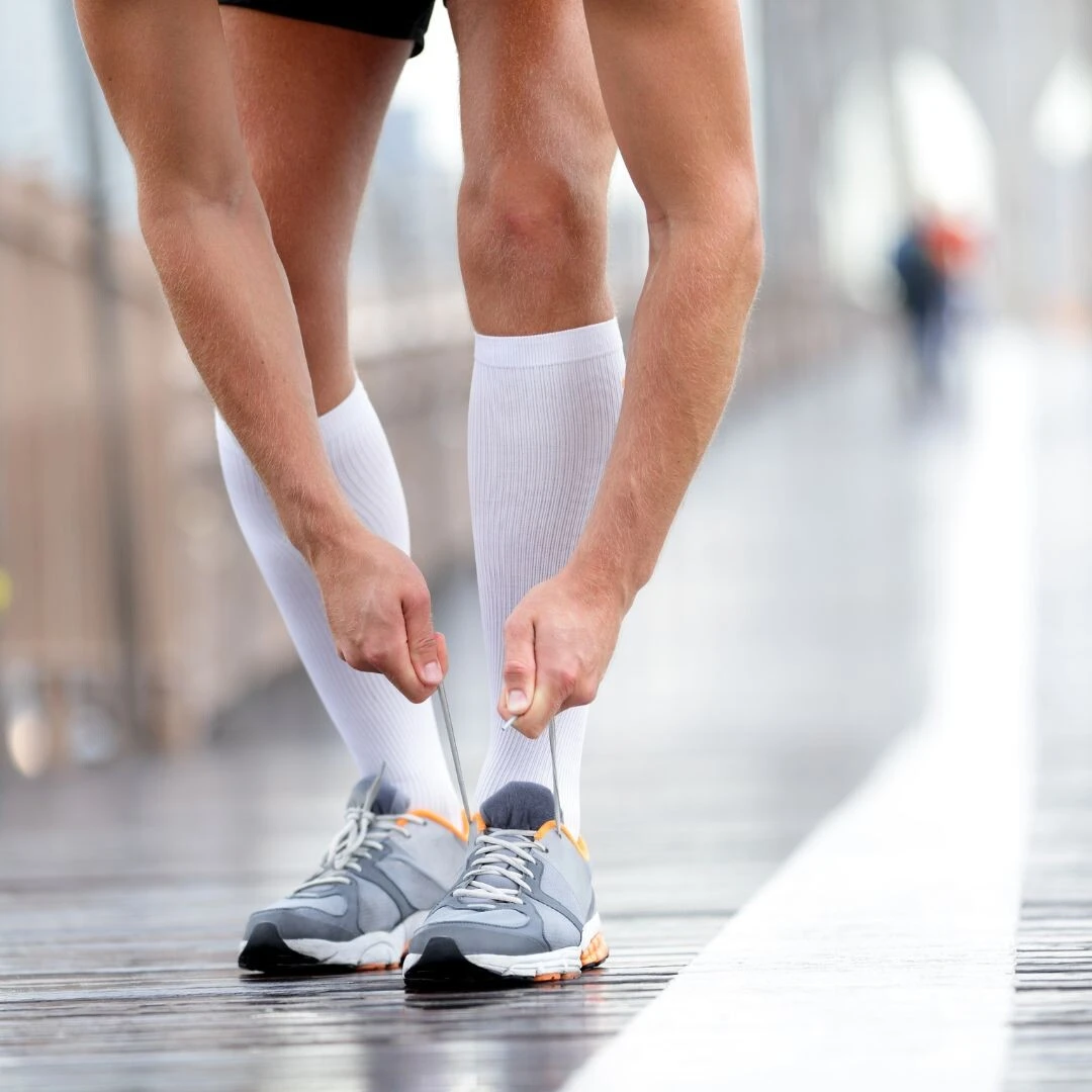 lacing running shoes